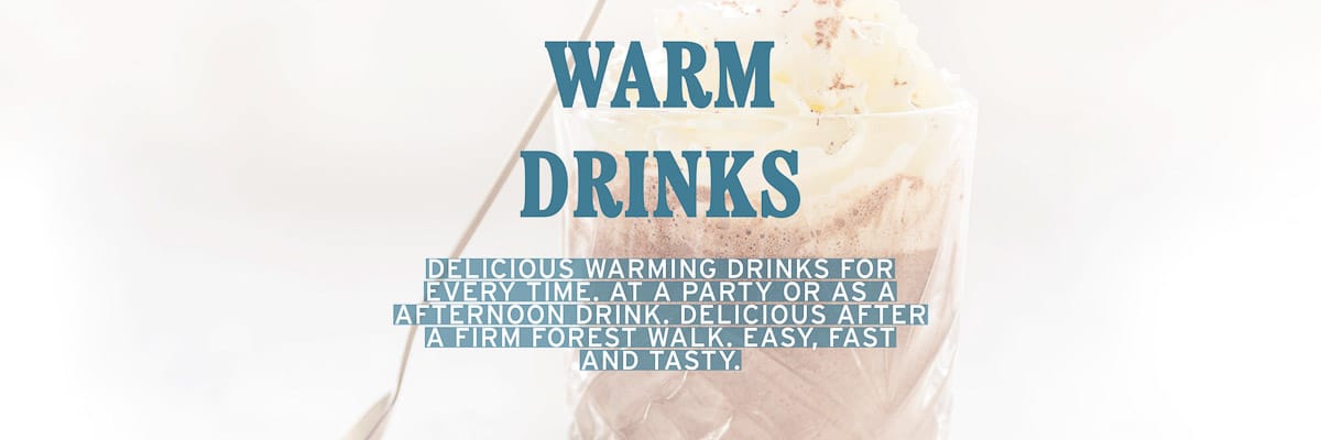 Een glas chocolademelk met slagroom. Een text overlay: warm drinks: delicious warming drinks for every moment. At a party or as a afternoon drink. Delicious after a firm forest walk, easy, fast and tasty!