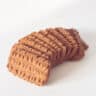 Een rij met Bastogne koekjes (koffiekoekjes) op een witte achtergrond