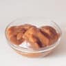 Dulce de leche in een glazen schaal op een witte ondergrond