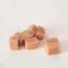 Fudge op een witte achtergrond