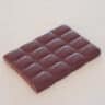 Een reep daim chocola op een witte ondergrond