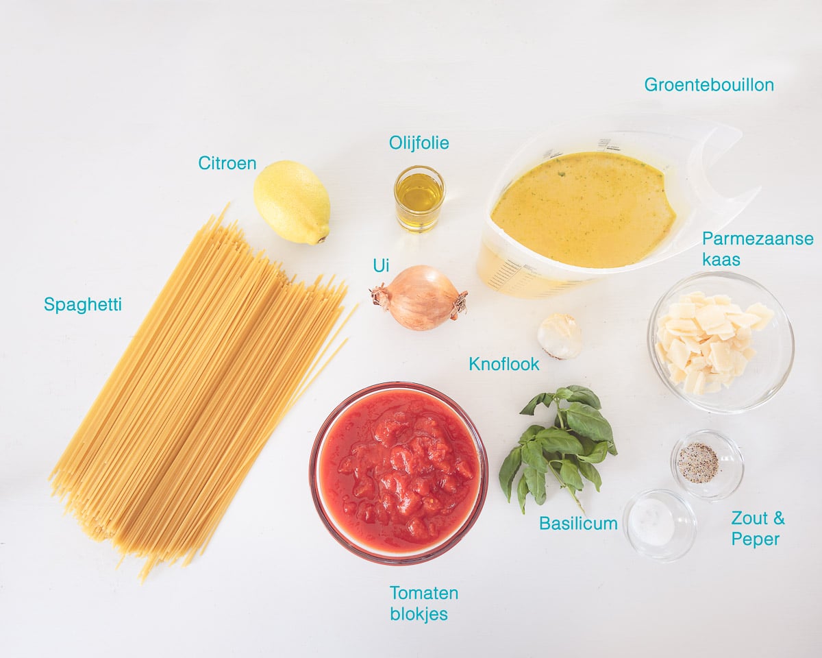 Ingrediënten Eenpanspasta met tomaat en Basilicum, witte ondergrond, individueel gelabeld