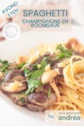 Een deel van een wit bord gevuld met spaghetti en paddestoelenroomsaus. Bovenin een tekstbeschrijving: avondeten, spaghetti champignons en roomsaus, makkelijk recept, vol van smaak.