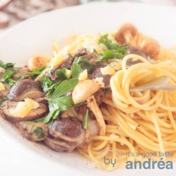 Een vierkante foto met spaghetti met champignons in roomsaus