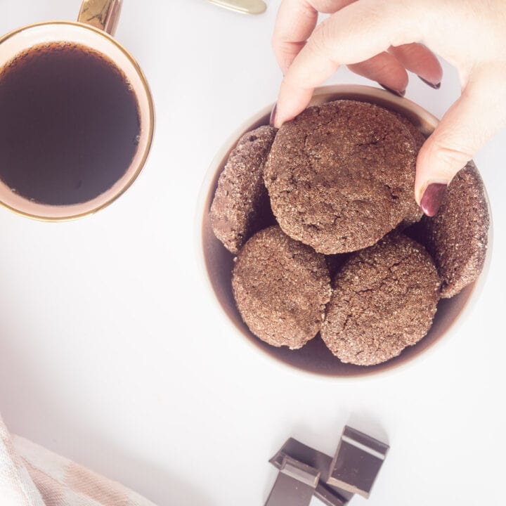 Heerlijke chocolade koekjes in een groen met geel schaaltje