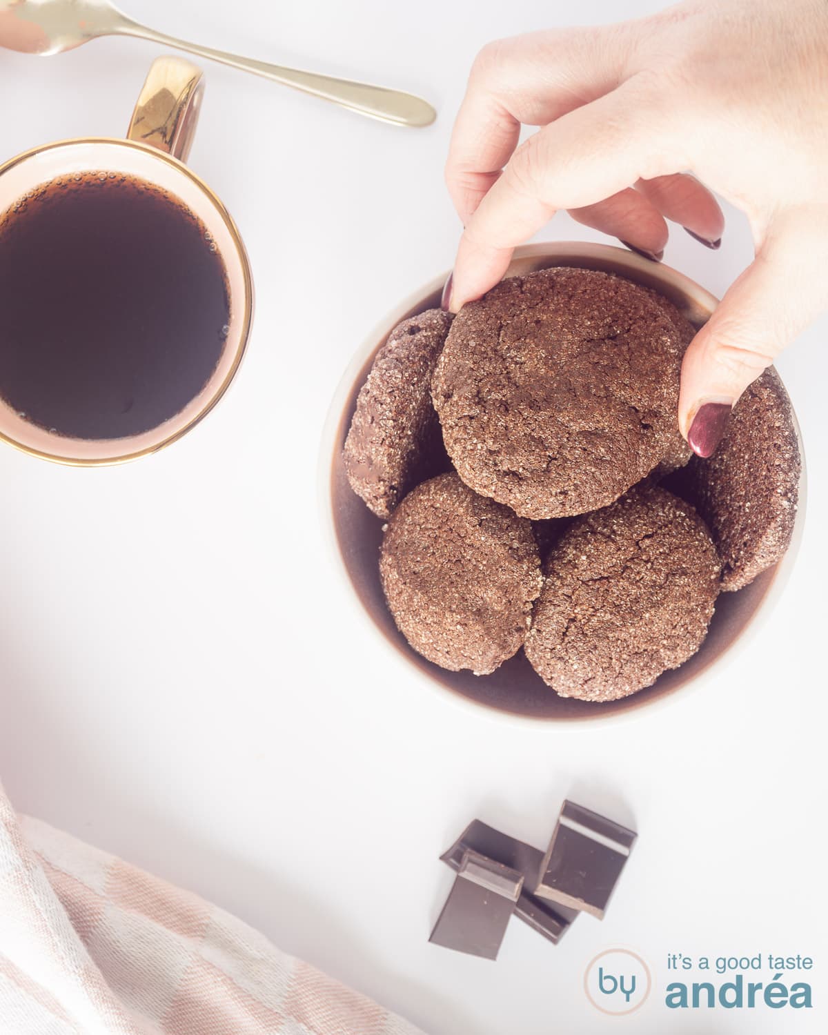 Heerlijke chocolade koekjes in een groen met geel schaaltje