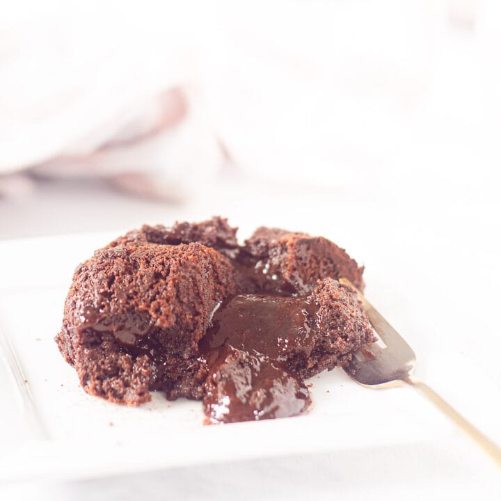 Een ramekin met een. Chocolade puddinkjes met vloeibaar hart