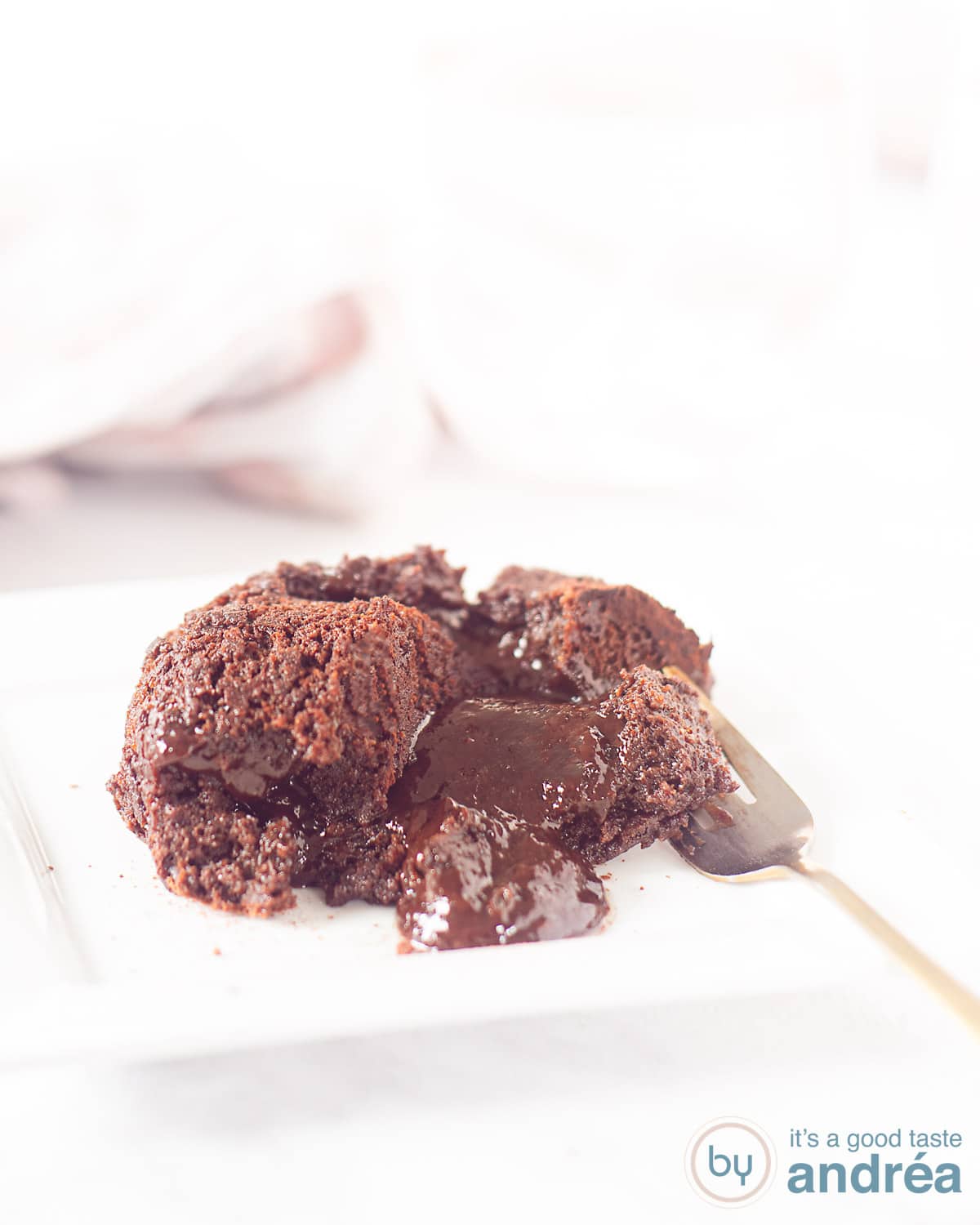 Een ramekin met een. Chocolade puddinkjes met vloeibaar hart