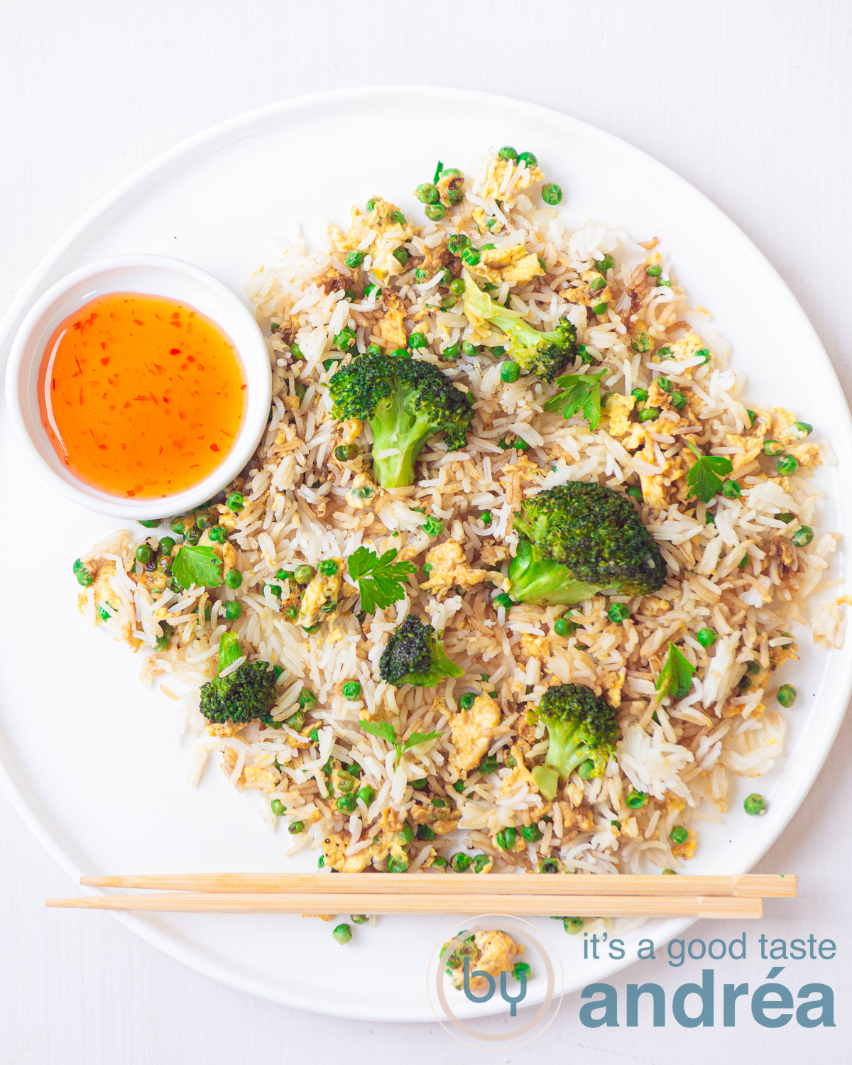 Gebakken rijst met ei en knoflook broccoli - baked rice with egg and garlic broccoli