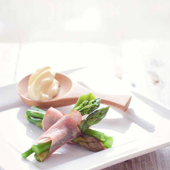 Groene asperges, parmaham en aioli