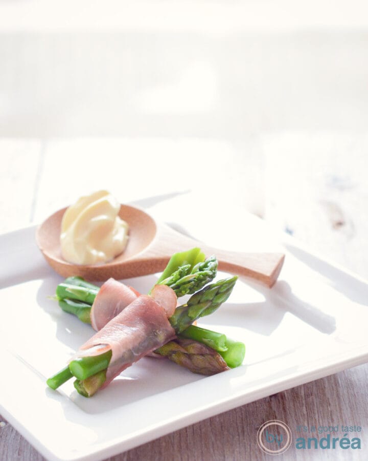 Groene asperges, parmaham en aioli