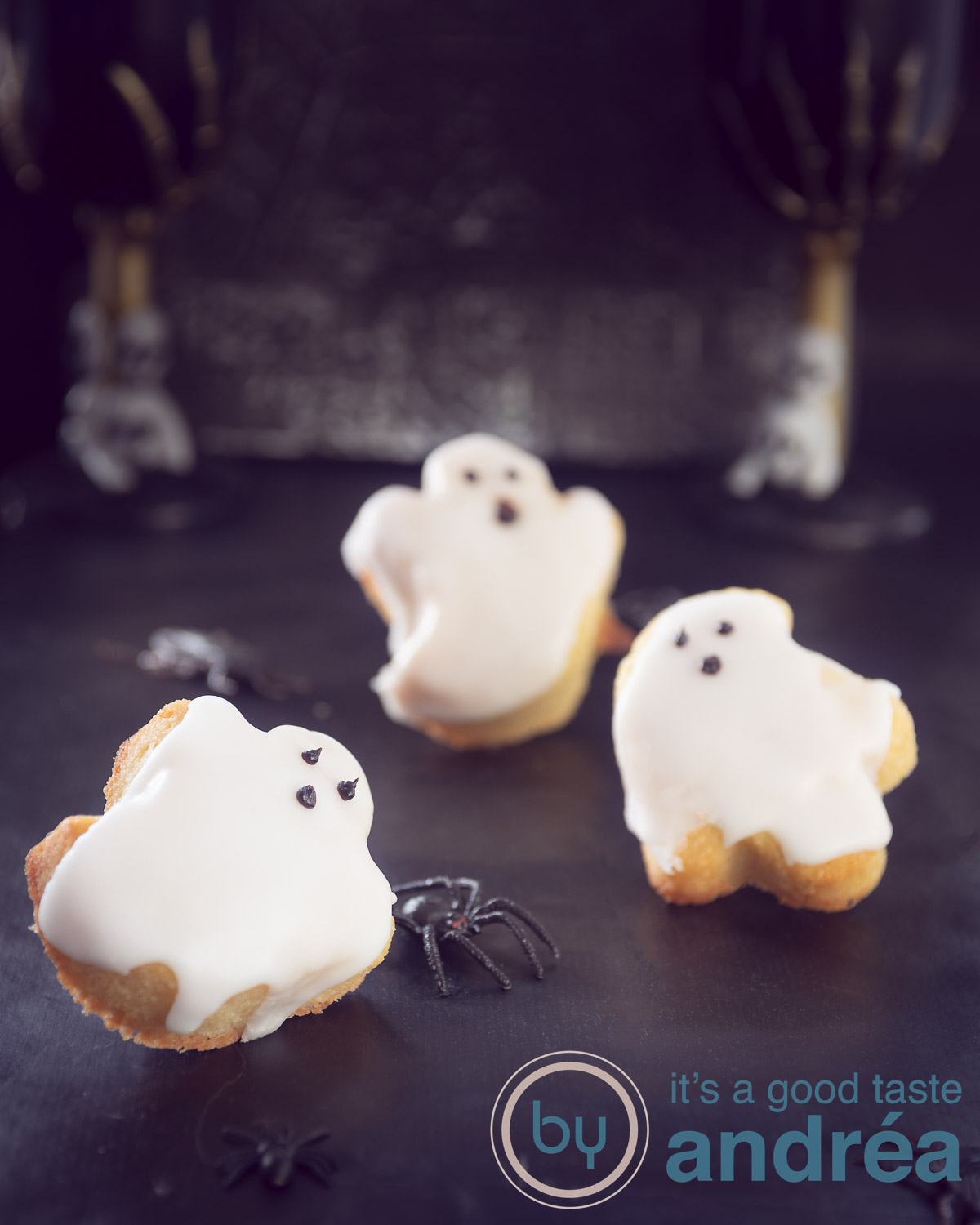 Halloween cake spookjes, drie stuks, op een donkere ondergrond in Halloween stijl