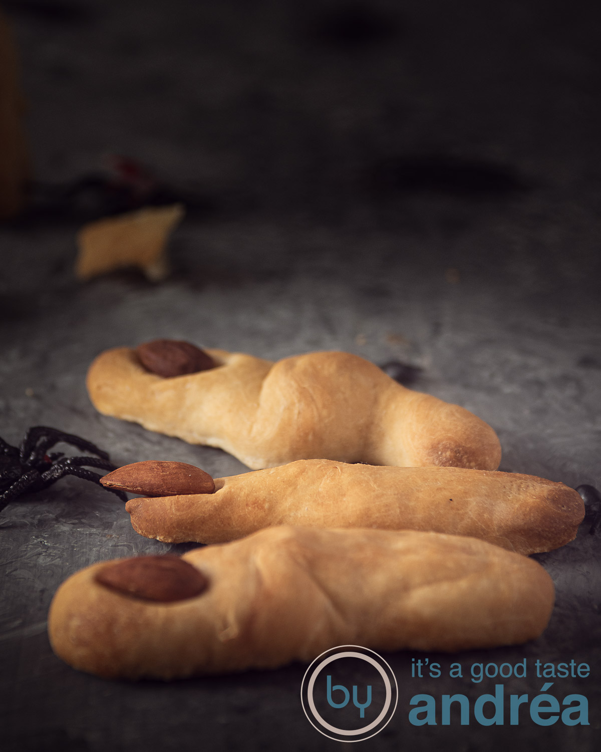 3 enge broodvingers met spinnen