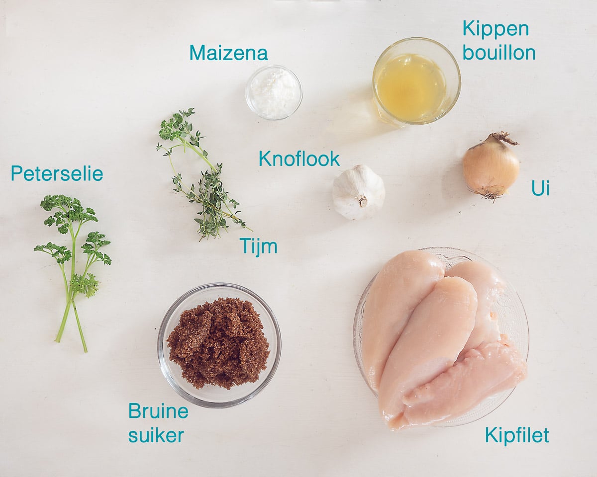 Ingrediënten Bruine Suiker Knoflookkip uit de Slowcooker, individueel gelabeld op een witte ondergrond