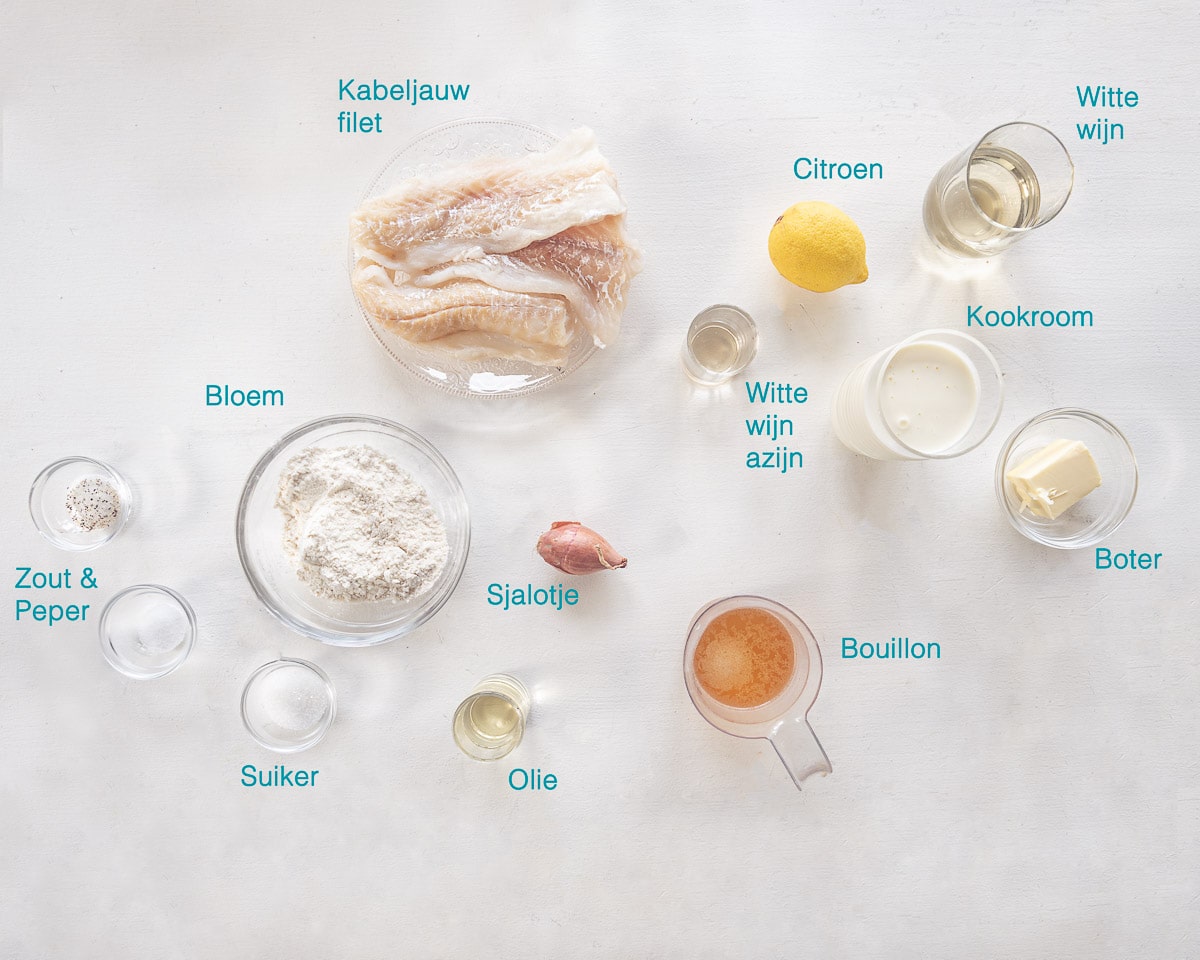 Ingrediënten Kabeljauw met Witte wijnsaus, individueel gelabeld op een witte ondergrond