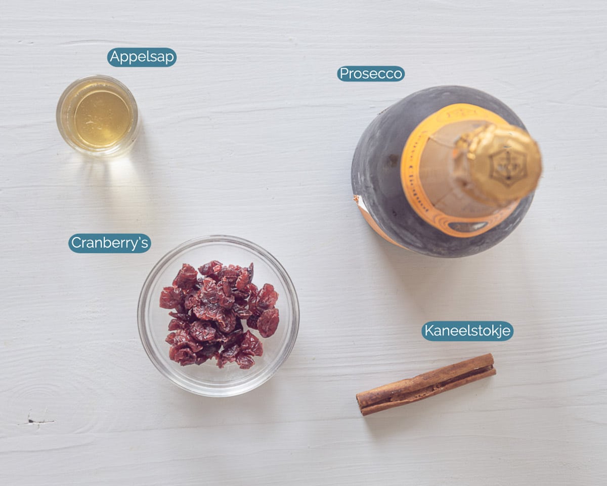 Ingrediënten Thanksgiving Cocktail met Cranberries, individueel gelabeld op een witte ondergrond