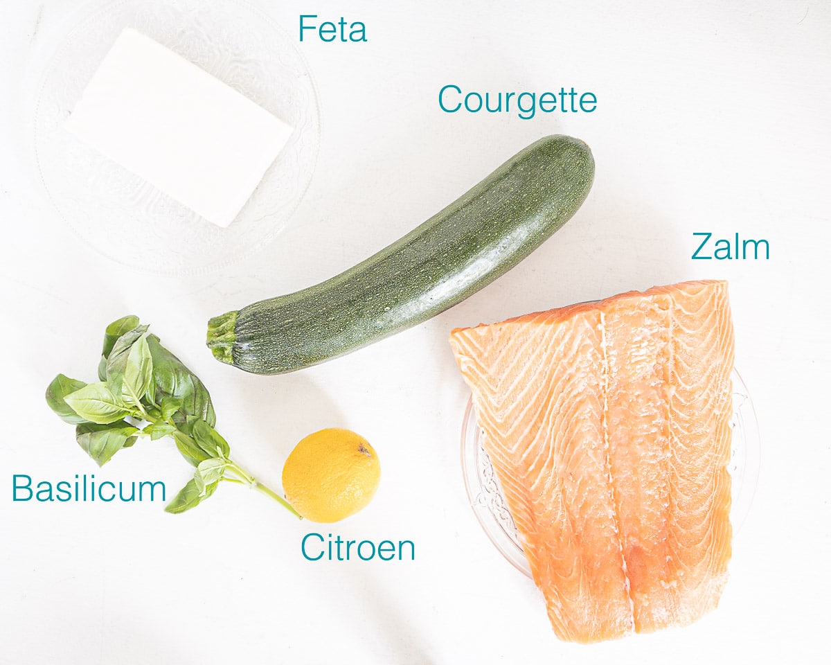 Ingrediënten voor zalm op de BBQ met courgette