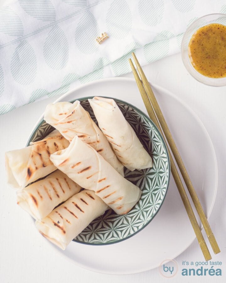 Loempia met kaas en bloemkool in een schaaltje. Een honing mosterd dille dip erbij