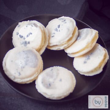 Macarons chocolade en baileys op een zwart schaaltje