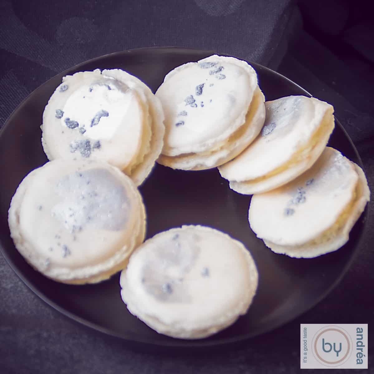 Macarons chocolade en baileys op een zwart schaaltje