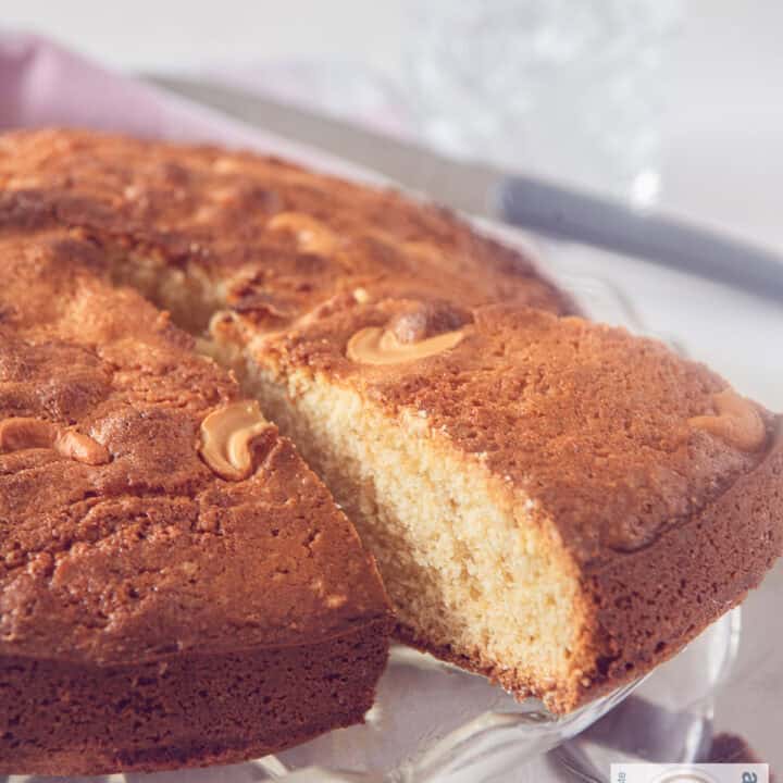mawa cake op een taartschaal