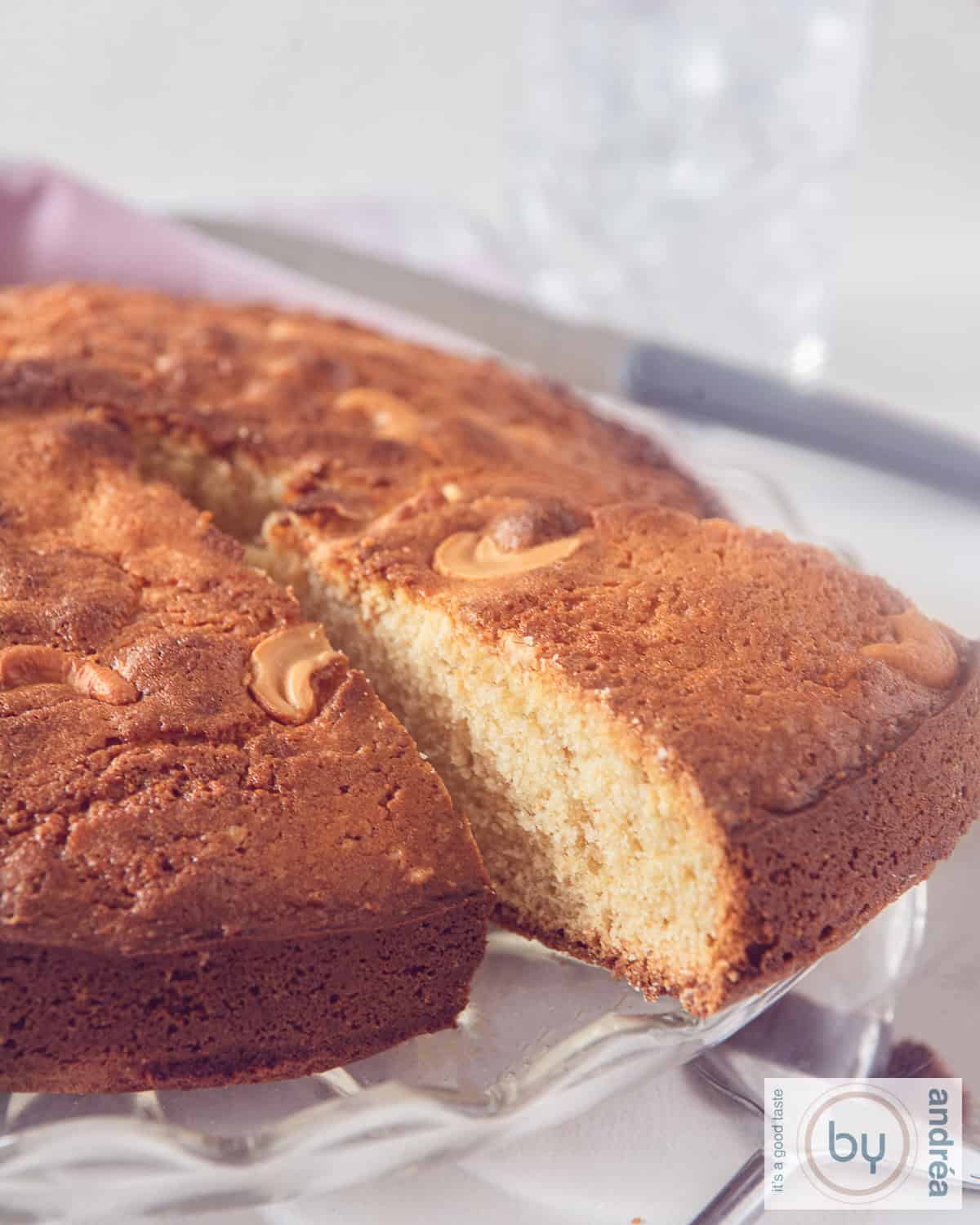 mawa cake op een taartschaal