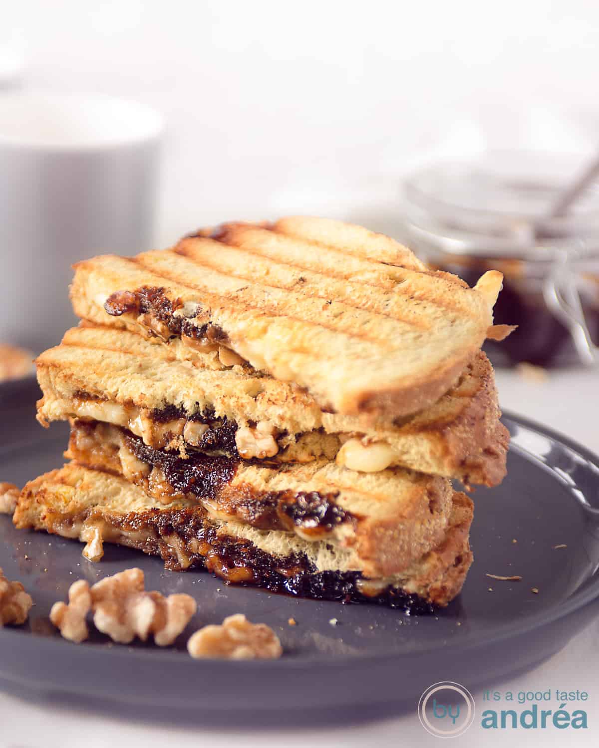 Een hoogtefoto met camembert appel tosti op een grijs bord.