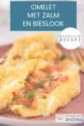 Omelet met zalmsnippers en bieslook op ene roze bord. Een tekst erbij: omelet met zalm en bieslook makkelijk recept