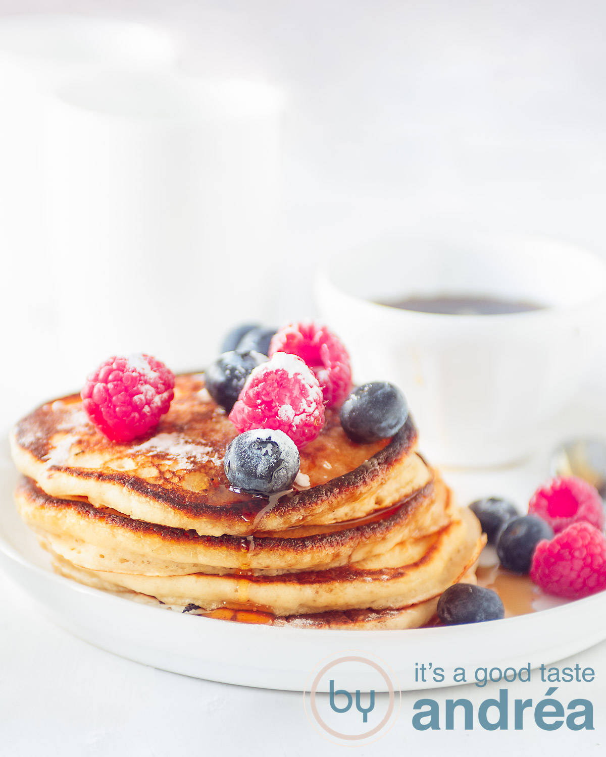 stapel pancakes met vers fruit op een wit bord