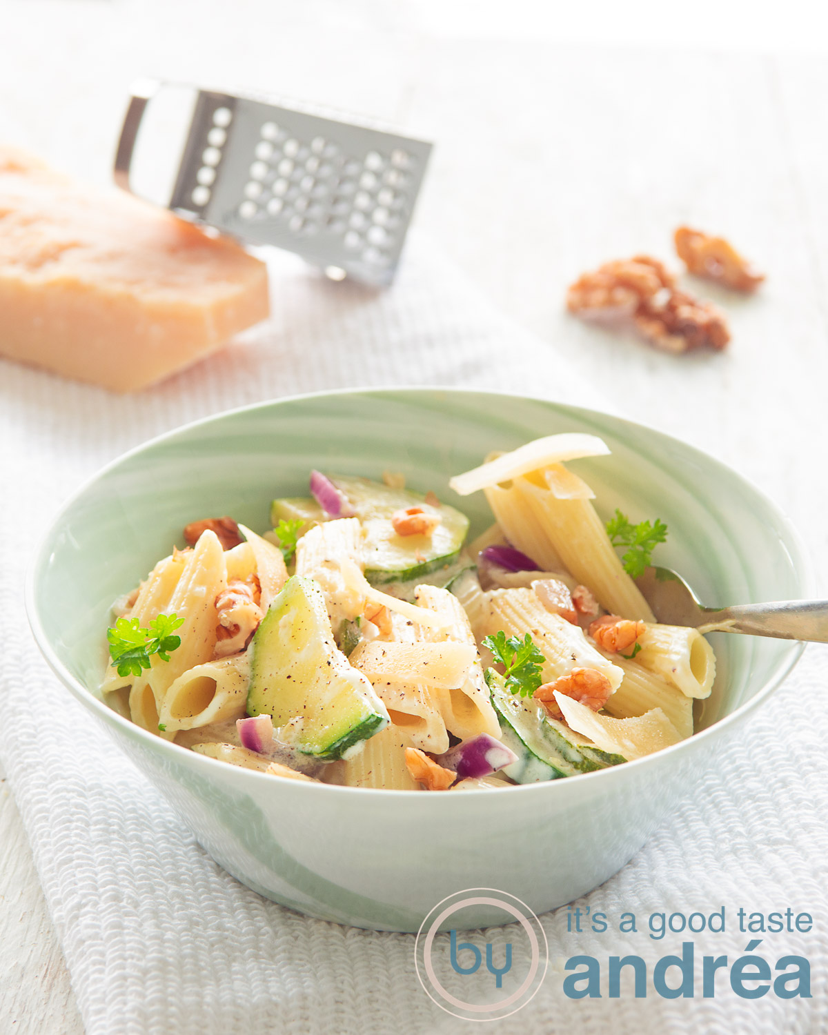 Penne met courgette en walnoten - penne with zucchini and walnuts