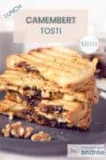 Een stapeltje met tosti met camembert, appelstroop en walnoten. Bovenin een tekst: camembert tosti, lunch, makkelijk recept.