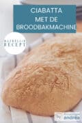 Een deel van een ciabtta op een witgrijze handdoek. Een tekst: makkelijk recept, ciabatta met de broodbakmachine