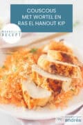 Ras El Hanout kip met kruidige wortel couscous op een wit bord. Een tekst bovenin couscous met wortel en ras el hanout kip, makkelijk recept