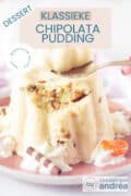 Een chipolatapudding op een roze bord. Een gouden lepel heeft een schep genomen. Een textoverlay bovenin: Klassieke chipolatapudding, zoet, makkelijke recept, dessert