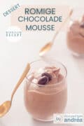 Een glas met chocolademousse met koffiebonen erop op een witte ondergrond. Een gouden lepel staat er tegenaan. Bovenin een tekst: dessert, makkelijk recept, romige chocolademousse