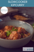 Een deel van een grijze schaal gevuld met kruidige curry met kip uit de slowcooker. Een tekst bovenin: slowcooker kipcurry, makkelijk recept.
