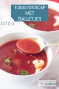 Twee witte kommen achter elkaar gevuld met tomatensoep, balletjes en room. Een text overlap: makkelijk recept, tomatensoep met balletjes