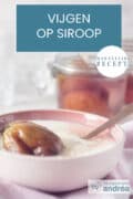 Een roze bakje met een vijgen op siroop. Bovenin een tekst: makkelijke recepten, vijgen op siroop