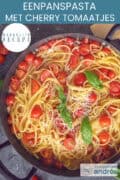 Een deel van een roze bord met pasta, cherrytomaten, basilicum, parmezaanse kaas, ui en knoflook. Een tekst bovenin: eenpanspasta met cherrytomaten, makkelijk recept.
