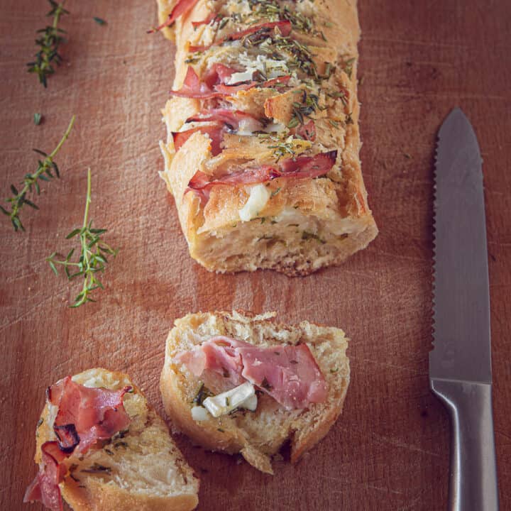 stokbrood met geitenkaas, ham en kruidenboter