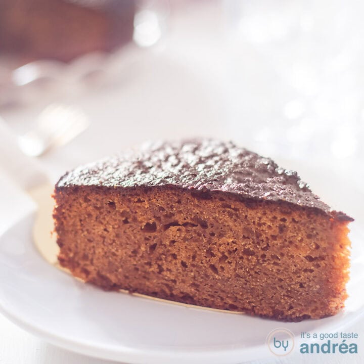 Een vierkante foto met een stukje sticky toffee cake op een wit bord