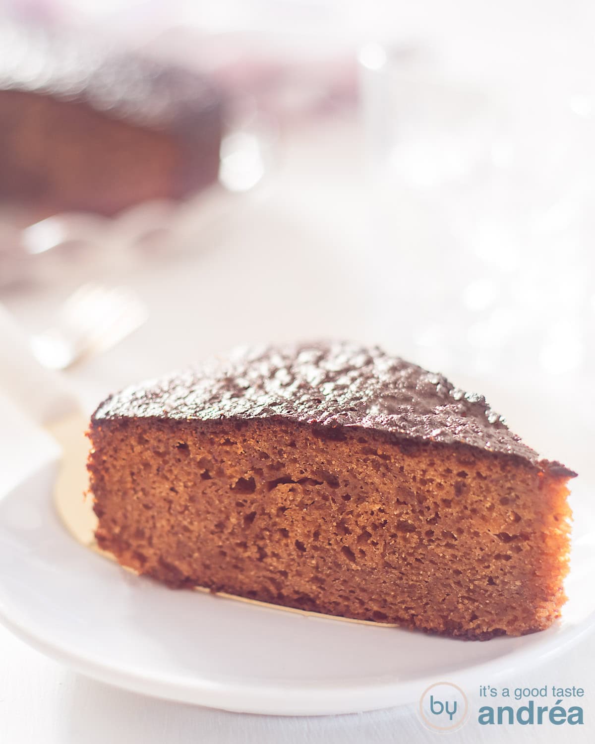 Sticky toffee cake op een wit bord. Een hoogtefoto