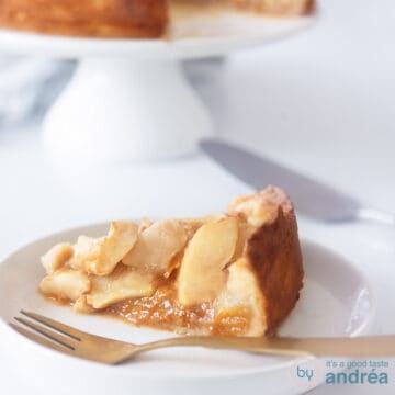 Een heerlijke appeltaart op een wit bord met een theedoek. Een vierkante foto