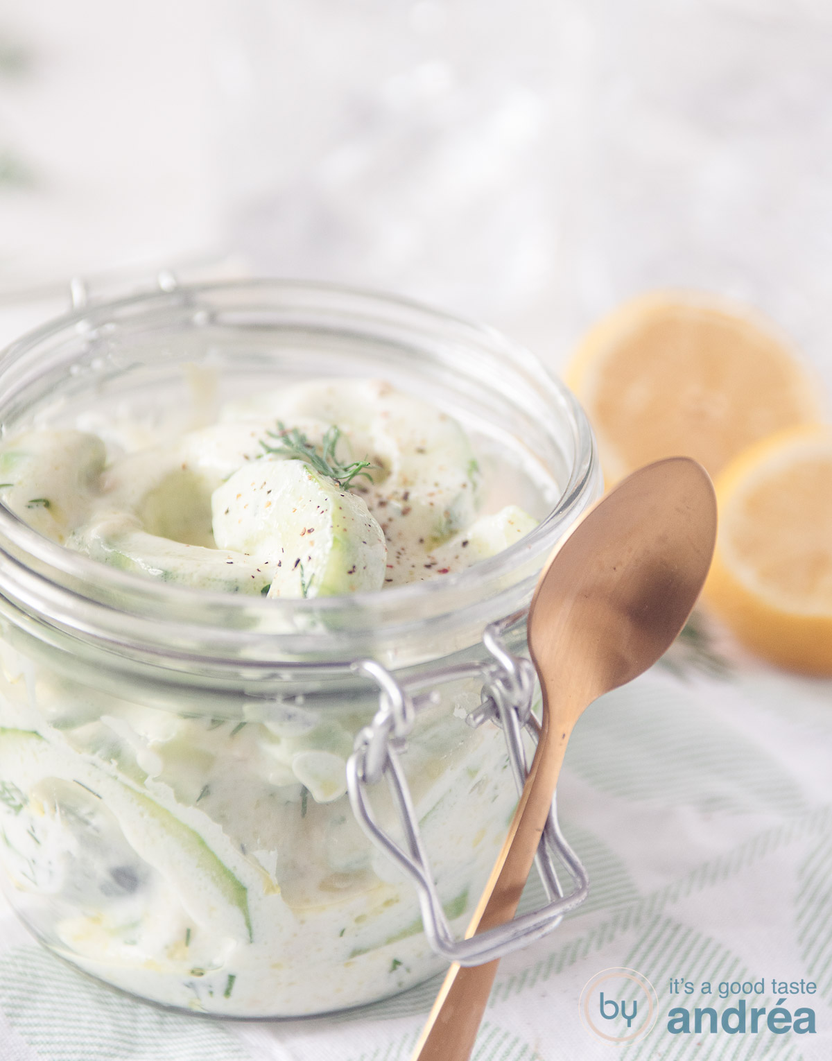 een potje met lepel gevuld met tzatziki.