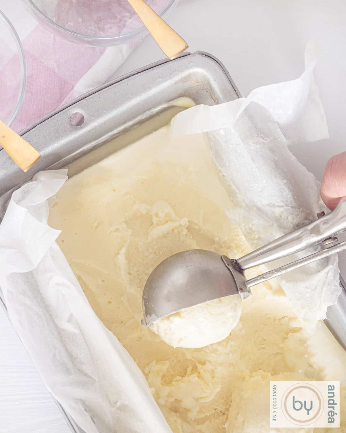 Witte chocolade ijs in een cakevorm. Een ijsschep schept een bol