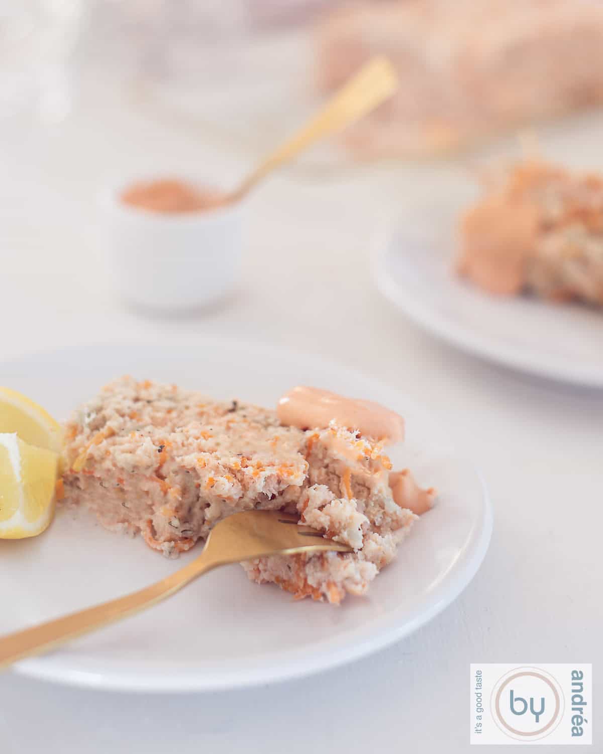 zalm kabeljauw terrine plakjes op witte bordjes met whisky saus