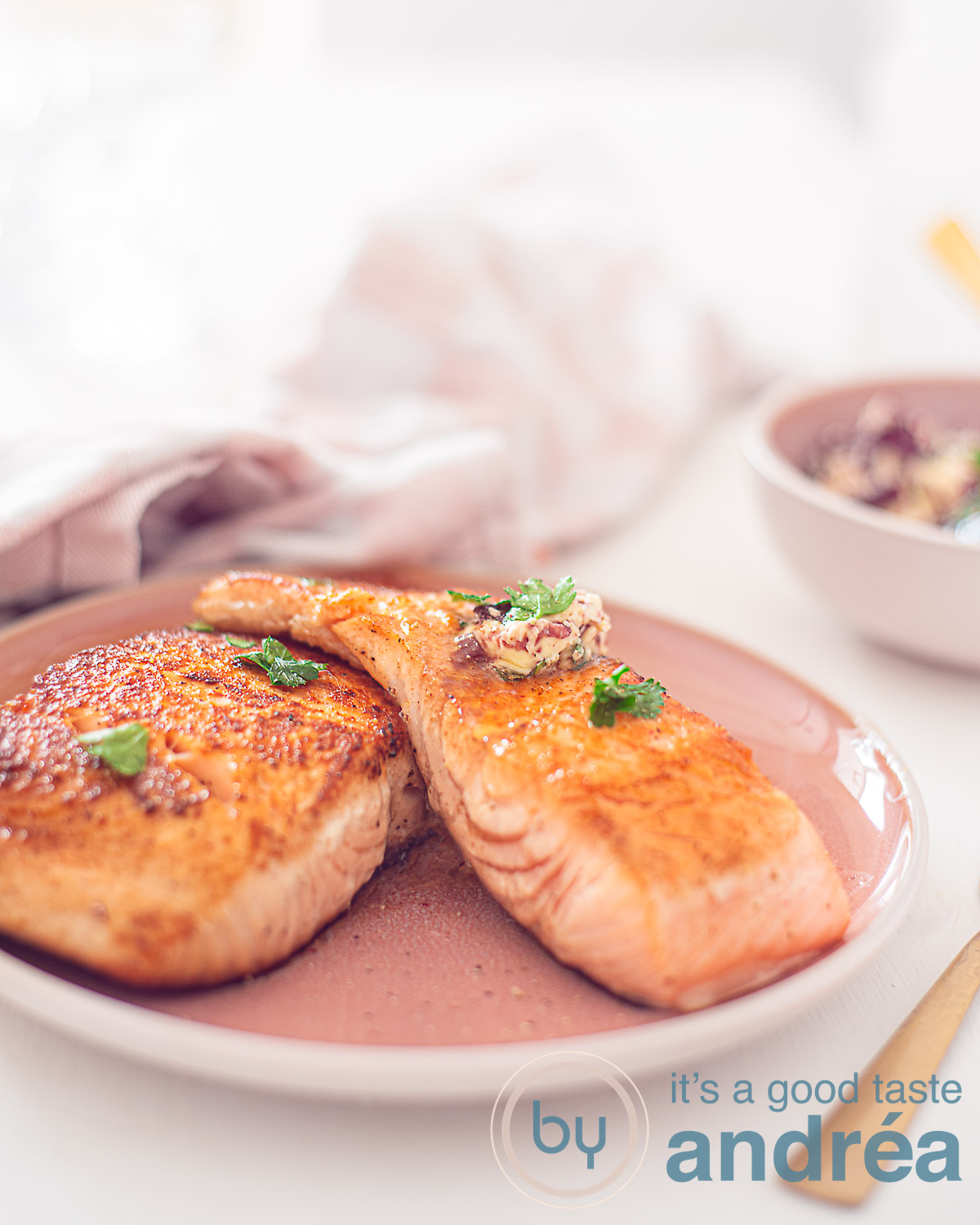 Zalm met kruidenboter van rode wijn en ui