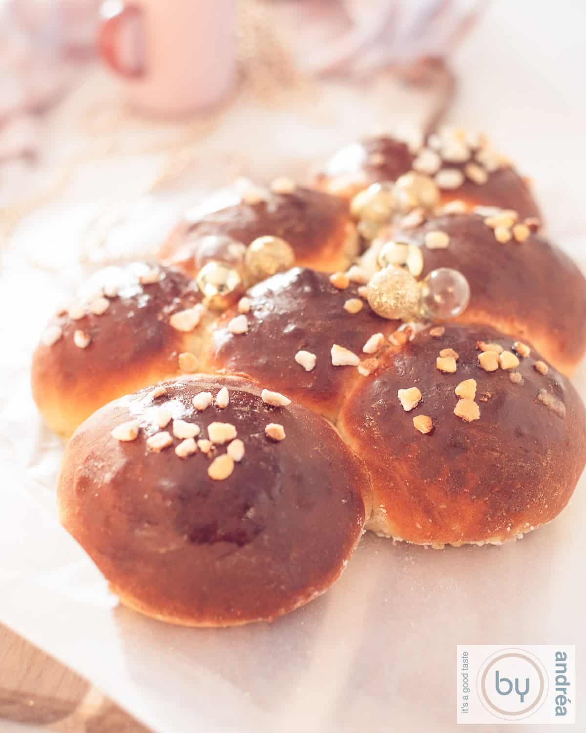 Zoete kerstboom broodjes op een witte ondergrond