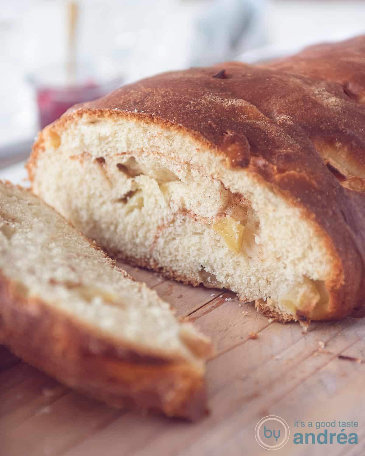 Een appelbrood op een snijplank, gesneden met wat boter