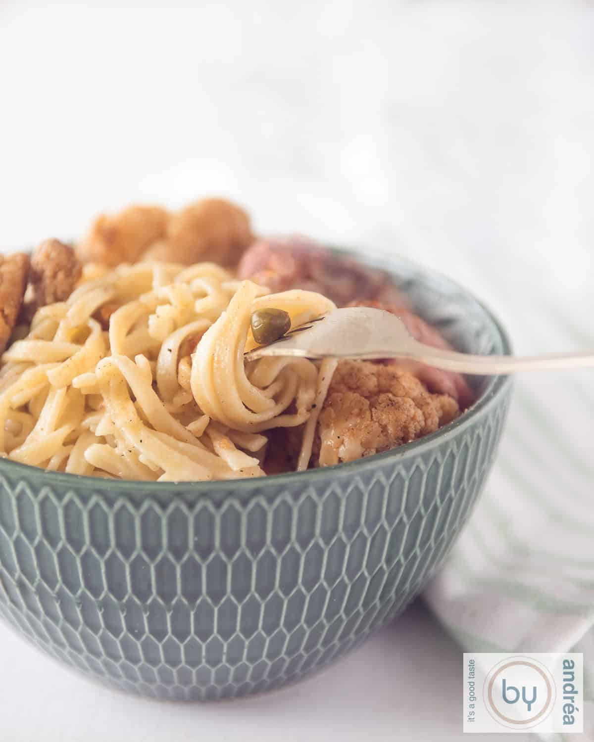 Roerbak van bloemkool, bami en biefstukreepjes-bewerkt